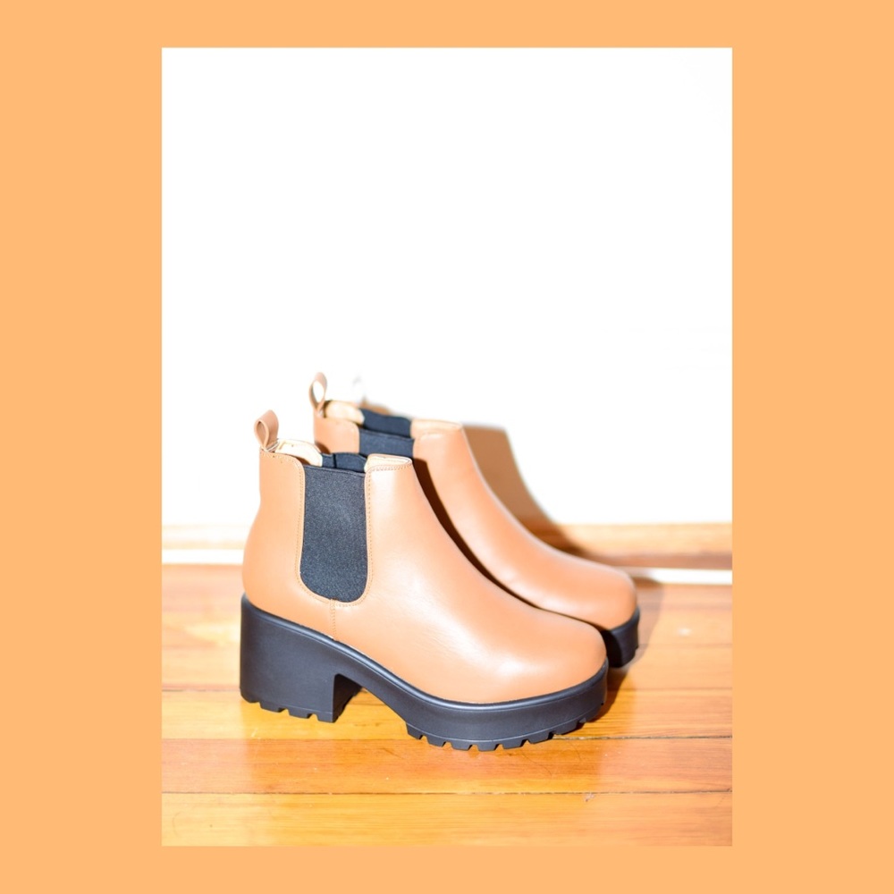 ✨NEW✨ Tan Ankle Platform Boots